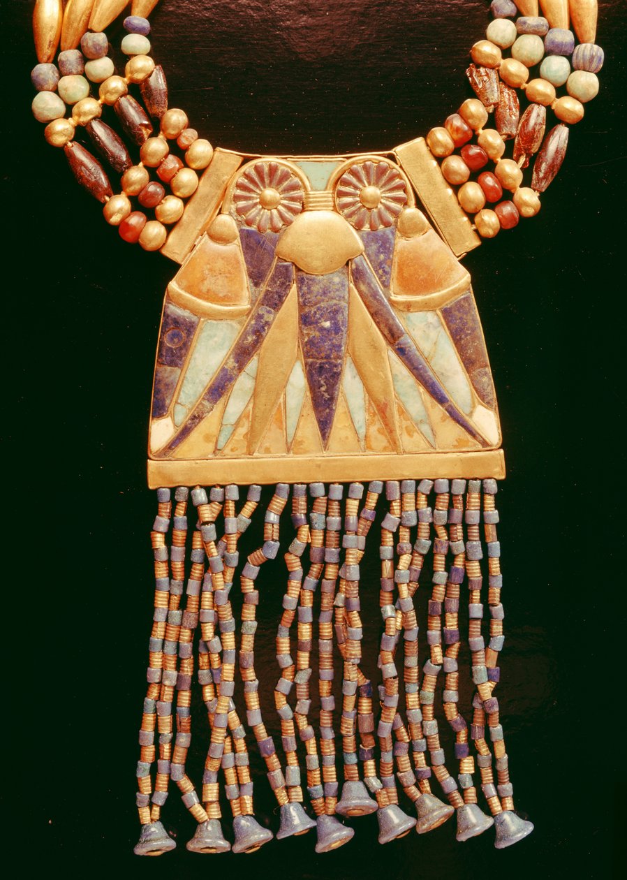 Halsband med månbröst, från Tutankhamons grav, New Kingdom (elektrum, fältspat, lapis lazuli och guldpärlor) (detalj av 391005) av Egyptian 18th Dynasty