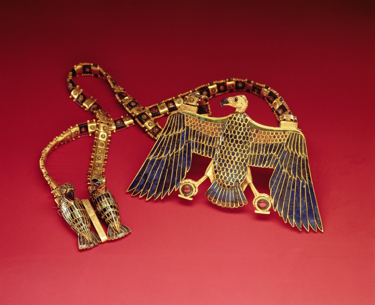 Halsband med gamhänge, från Tutankhamons grav (ca 1370-1352 f.Kr.) New Kingdom (guld täckt med lapis lazuli och cornelian) (se även 228214) av Egyptian 18th Dynasty