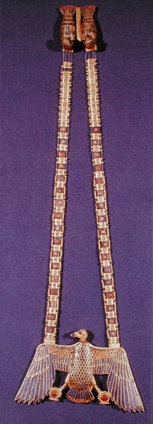Halsband med gamhänge, från Tutankhamons grav (ca 1370-1352 f.Kr.) New Kingdom (guld täckt med lapis lazuli och cornelian) (se även 227982) av Egyptian 18th Dynasty
