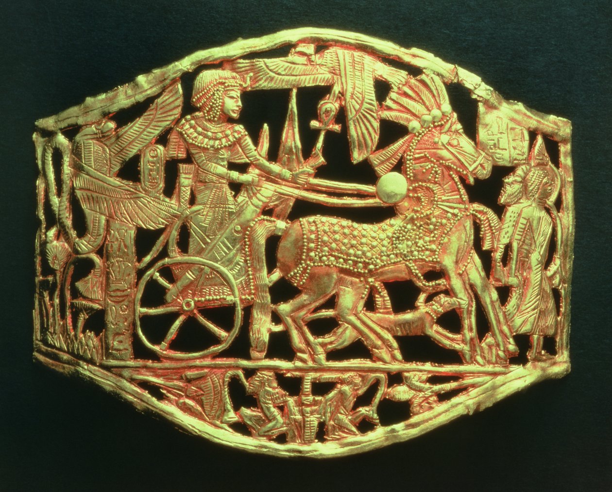Genombruten plakett eller spänne som visar kungens triumfåterkomst med fångar, från Tutankhamons grav (ca 1370-52 f.Kr.) Nya kungariket (guld) (se även 391017) av Egyptian 18th Dynasty