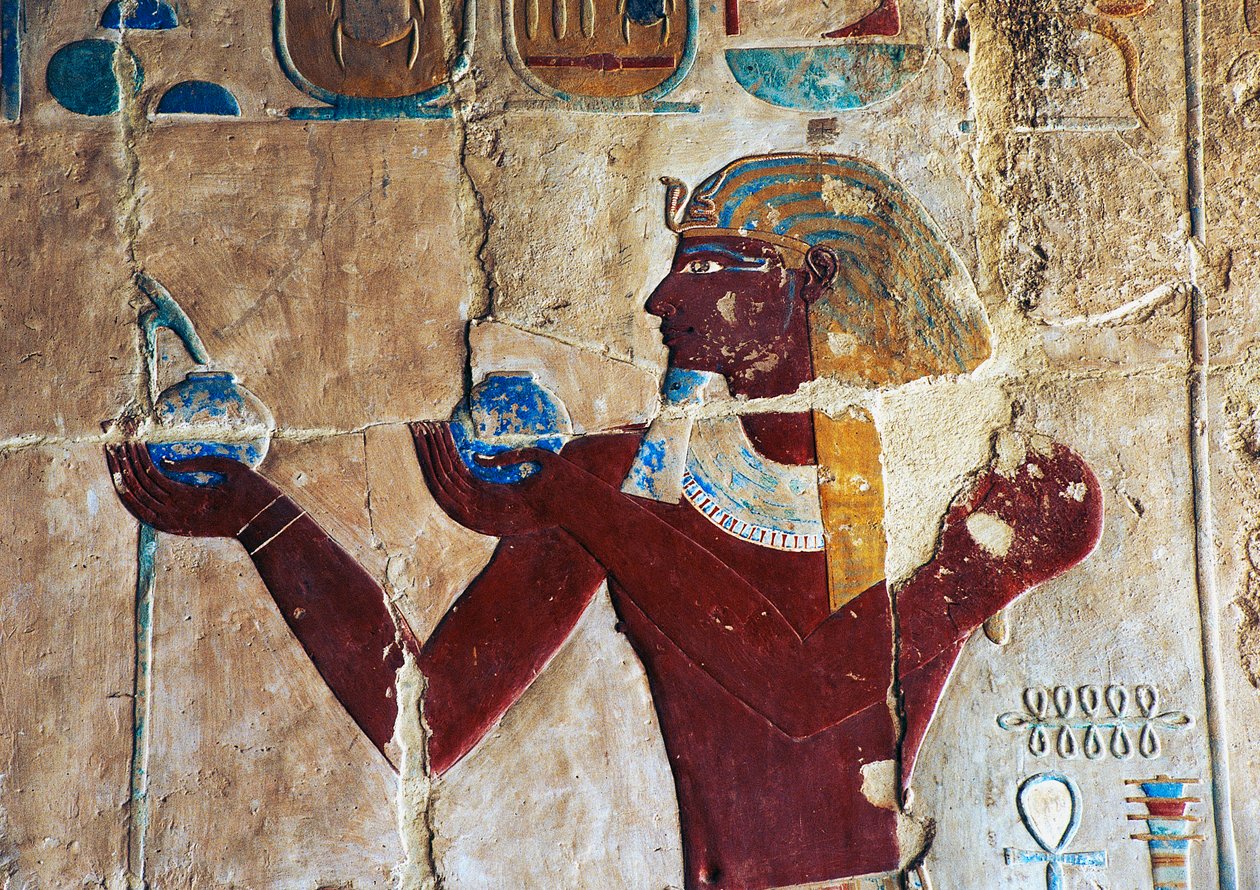 Målad relief av Thutmoses som offrar vin till Sokaris, Hatshepsuts dödstempel, Deir el-Bahari, Luxor, Thebe (Unescos världsarvslista) av Egyptian 18th Dynasty