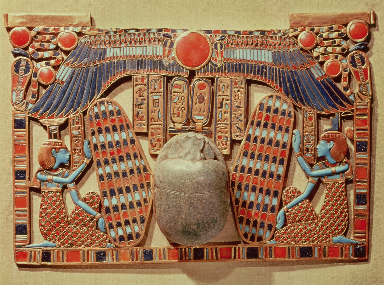 Pectoral dekorerad med den bevingade skaraben skyddad av Isis och Nephthys, från Tutankhamons grav (ca 1370-52 f.Kr.) New Kingdom (guld cloisonne och glaspasta) av Egyptian 18th Dynasty