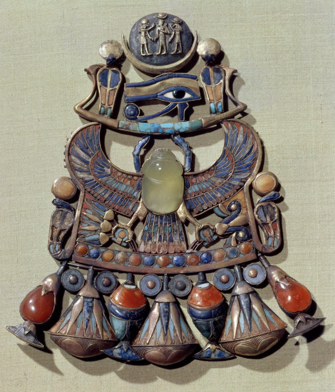 Pectoral med en fågelskarabé, från Tutankhamons grav (ca 1370-52 f.Kr.) New Kingdom (guld cloisonne dekorerad med halvädelstenar och glaspasta) av Egyptian 18th Dynasty