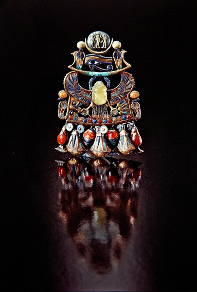 Pectoral med en fågelskarabé, från Tutankhamons grav, New Kingdom (guld cloisonne dekorerad med halvädelstenar och glaspasta) av Egyptian 18th Dynasty