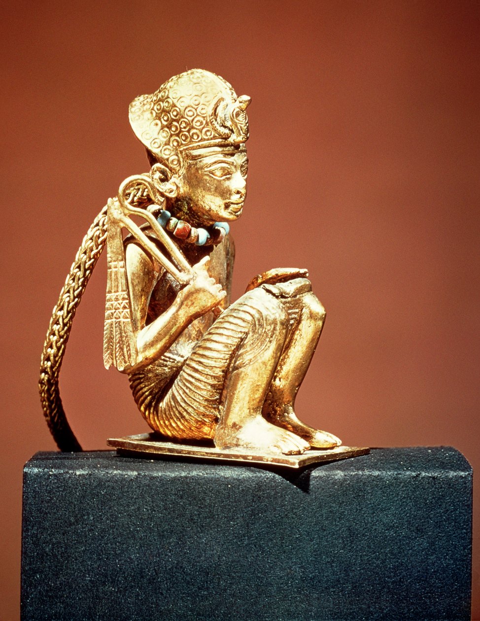 Hänge som representerar Amenophis III (1403-1365 f.Kr.) från Tutankhamons grav, Nya kungariket (guld) (se även 391019) av Egyptian 18th Dynasty