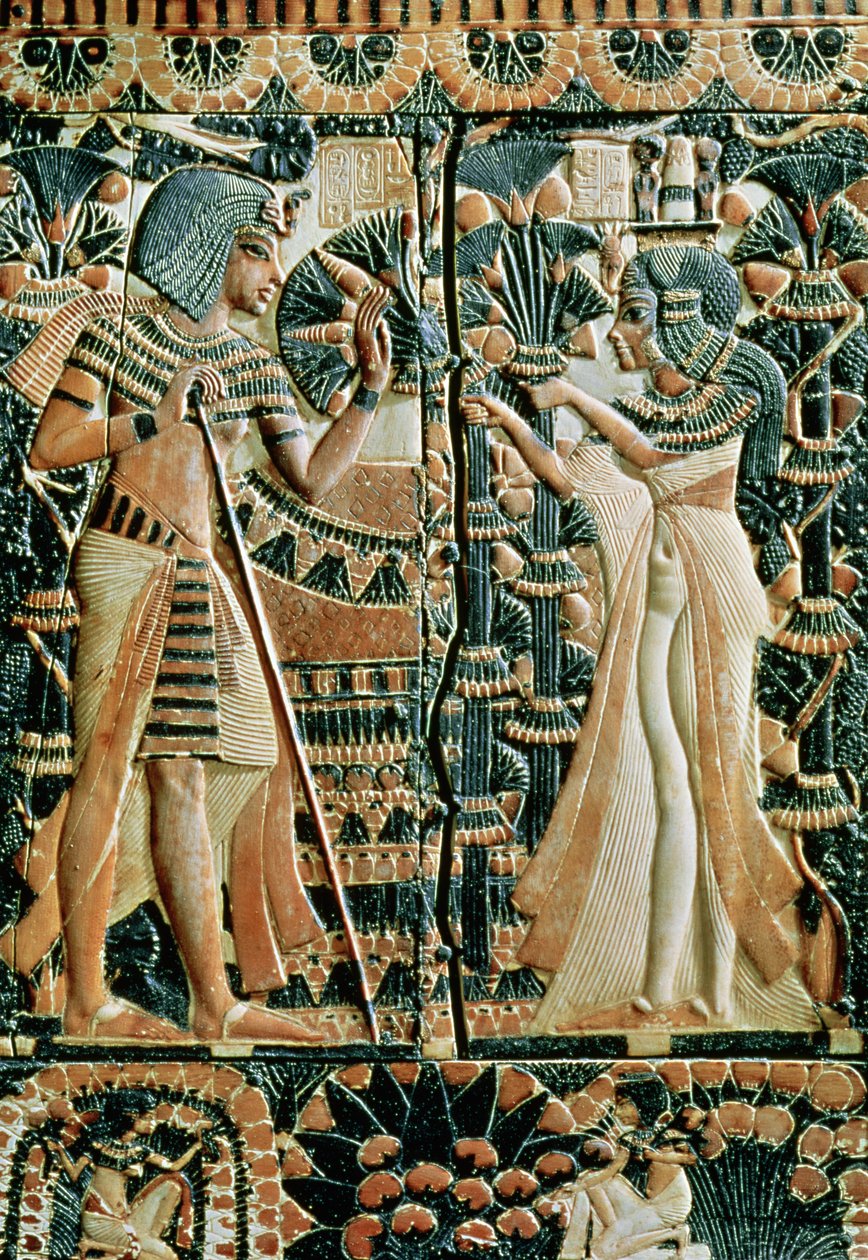 Plack från locket på en kassakista som visar Tutankhamon (ca 1370-52 f.Kr.) och hans fru Ankhesenamun i en trädgård, New Kingdom (målat elfenben) av Egyptian 18th Dynasty