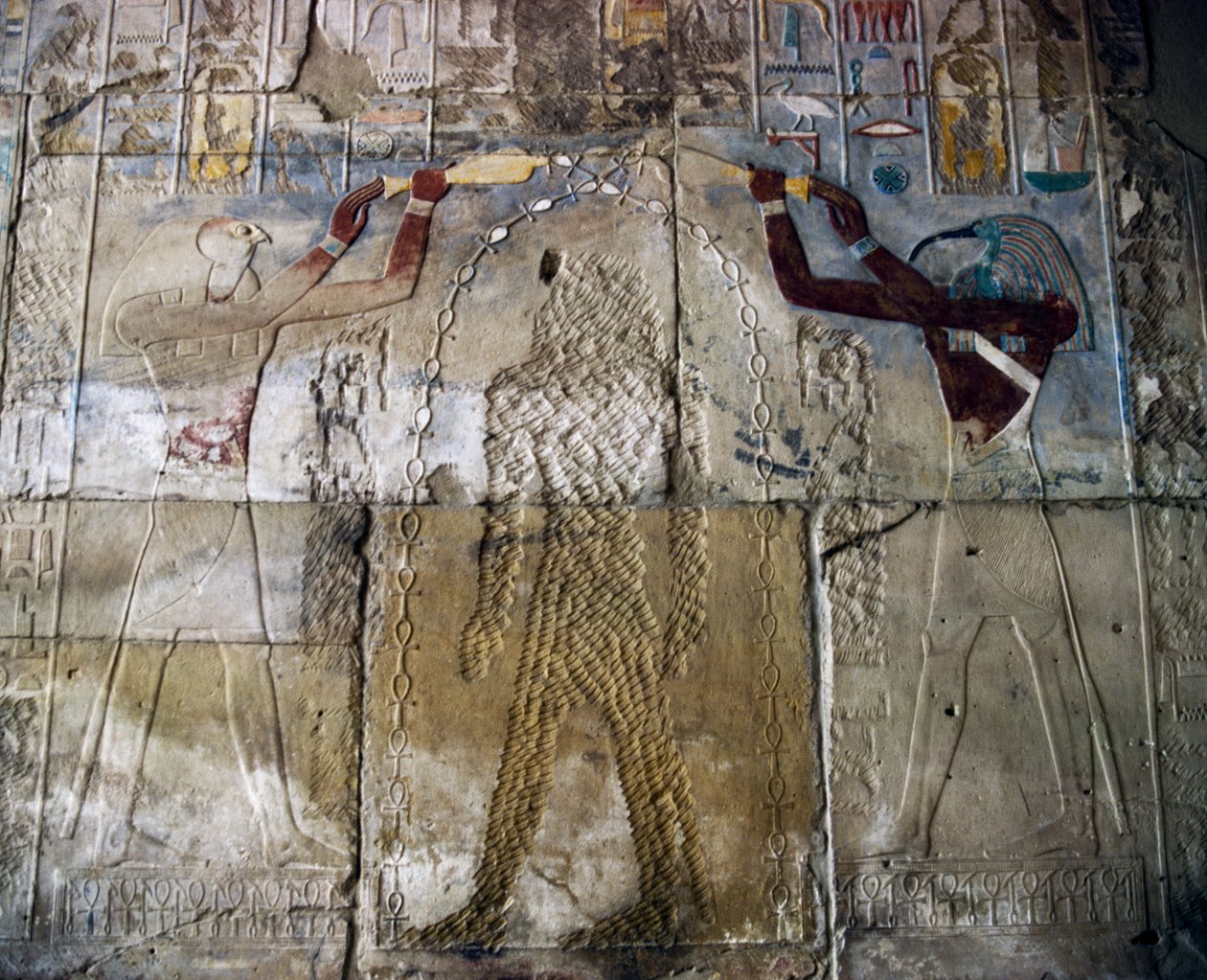 Drottning Hatshepsut mellan guden Horus och guden Thoth, målad relief, hallen i Hatshepsuts röda kapell, Karnaks tempelkomplex (Unescos världsarvslista av Egyptian 18th Dynasty
