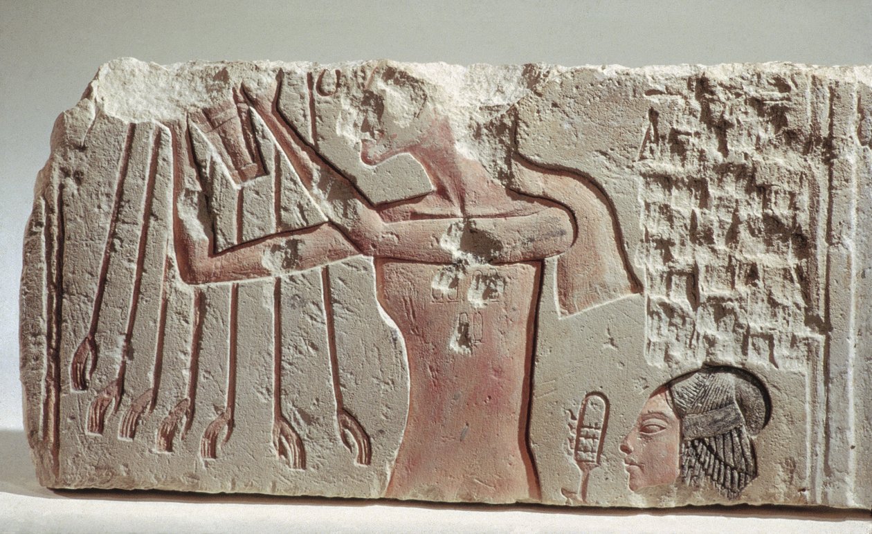 Relief som visar Akenhaten och hans dotters offer till Aten, Nya kungariket, ca 1352-1336 f.Kr. (kalksten) av Egyptian 18th Dynasty