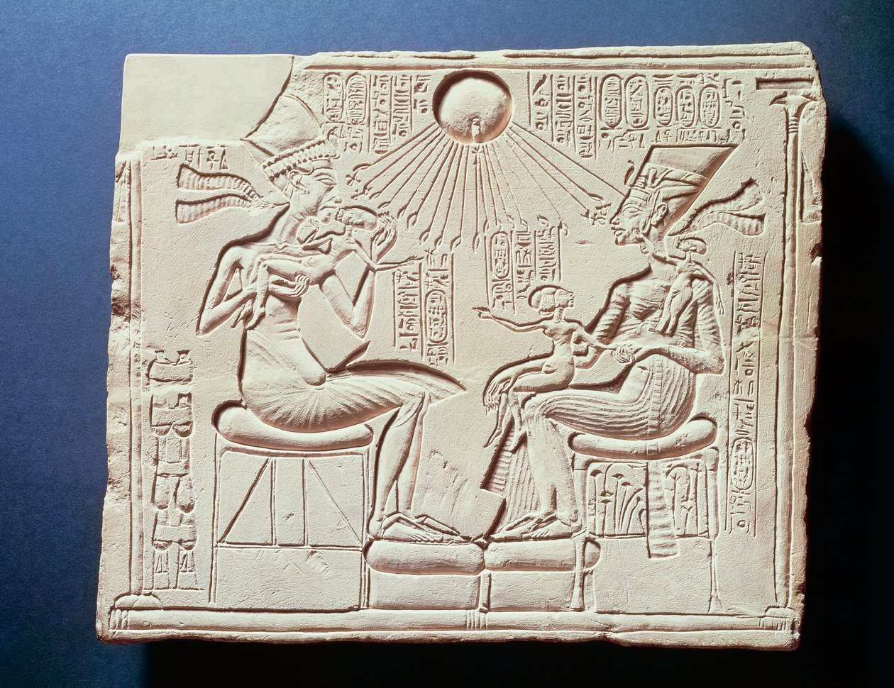 Relief föreställande kung Amenhotep IV (Akhenaten), hans fru Nefertiti och deras barn under solgudens Atons strålar, relief från Tall al-Amarnah, New Kingdom, Dynasti XVIII av Egyptian 18th Dynasty
