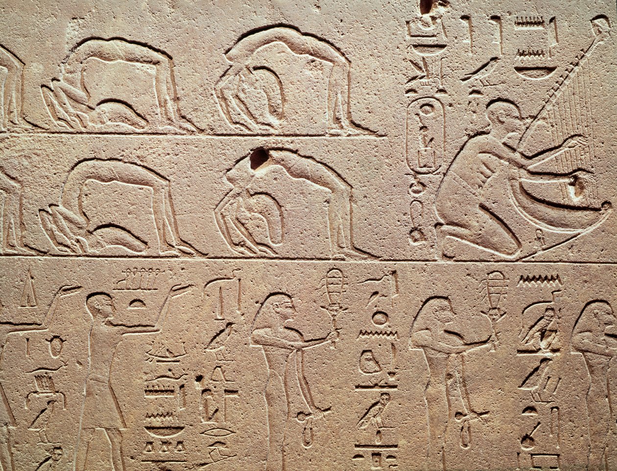 Relief föreställande akrobater och en harpist, från Karnak, New Kingdom av Egyptian 18th Dynasty