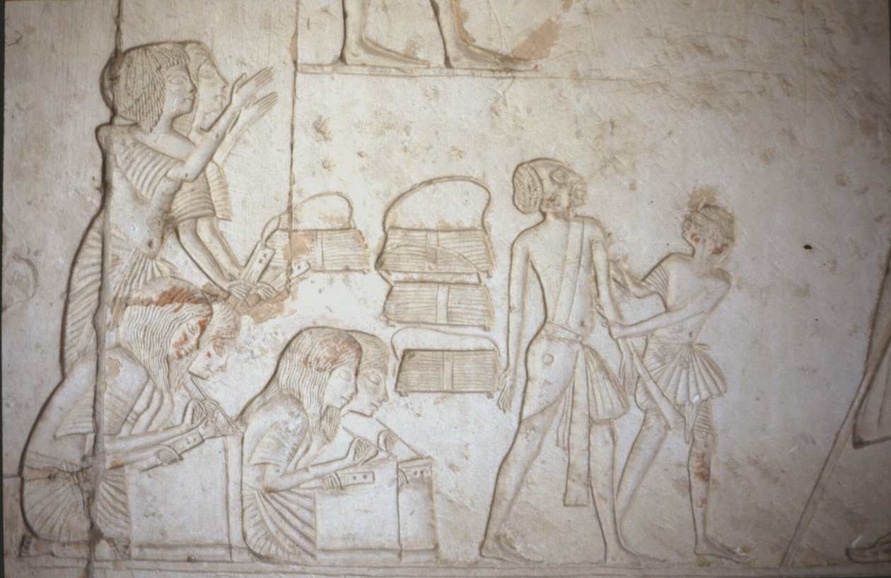 Relief föreställande skriftlärare i arbete, från Horemhebs grav (ca 1323-1295 f.Kr.) Nya riket (väggmålning) (se 218337 för detaljer). av Egyptian 18th Dynasty