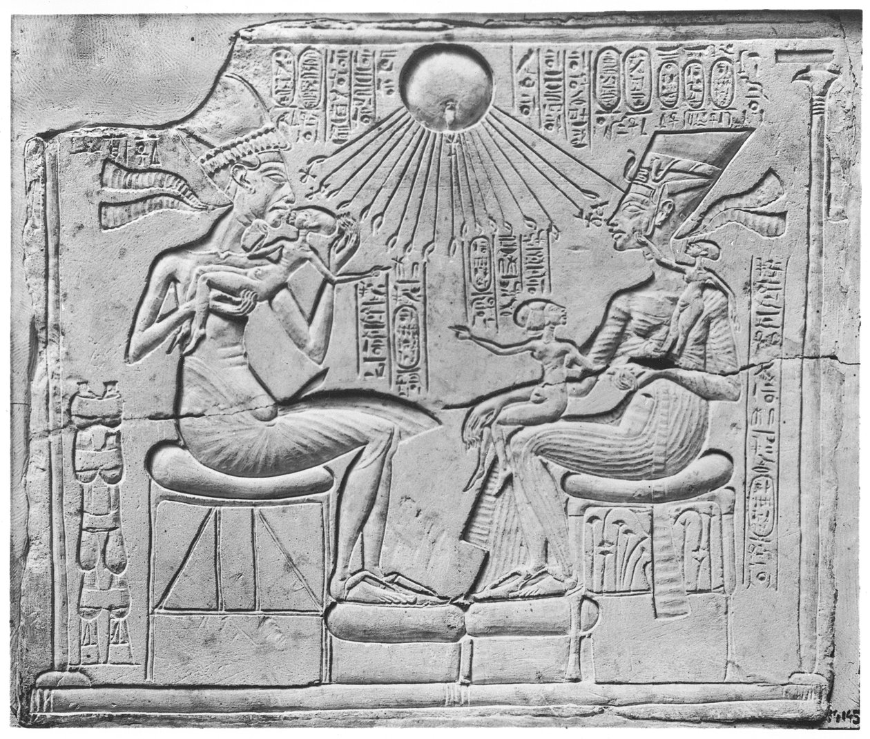 Relief som visar Aten som ger liv och välstånd till Amenophis IV (Akhenaten) (ca 1352-1336 f.Kr.), hans fru, Nefertiti och tre av deras döttrar, från Tell el-Amarna, Nya kungariket, ca 1375-1354 f.Kr. av Egyptian 18th Dynasty