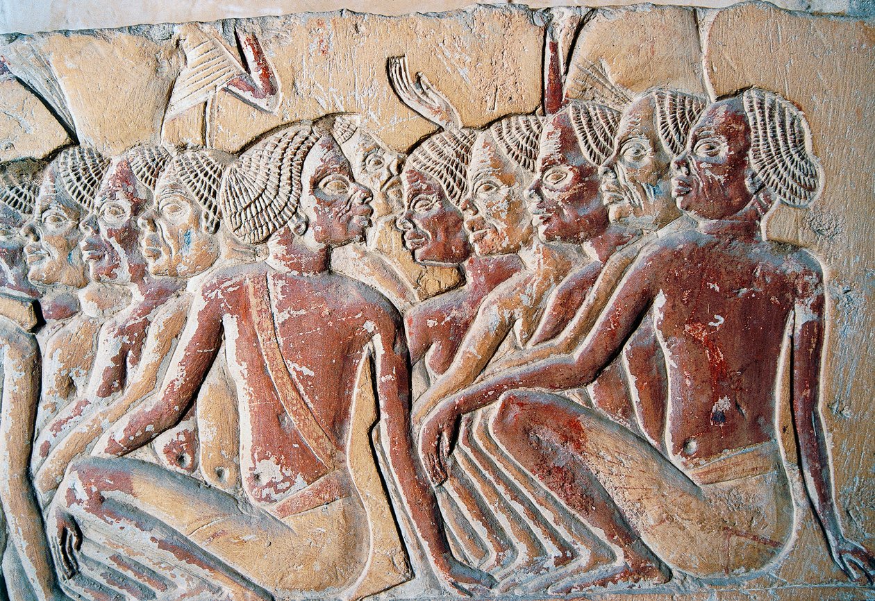 Relief av nubiska slavar, andra gården i Horemhebs grav, Saqqara Necropolis, Memphis (Unescos världsarvslista) av Egyptian 18th Dynasty