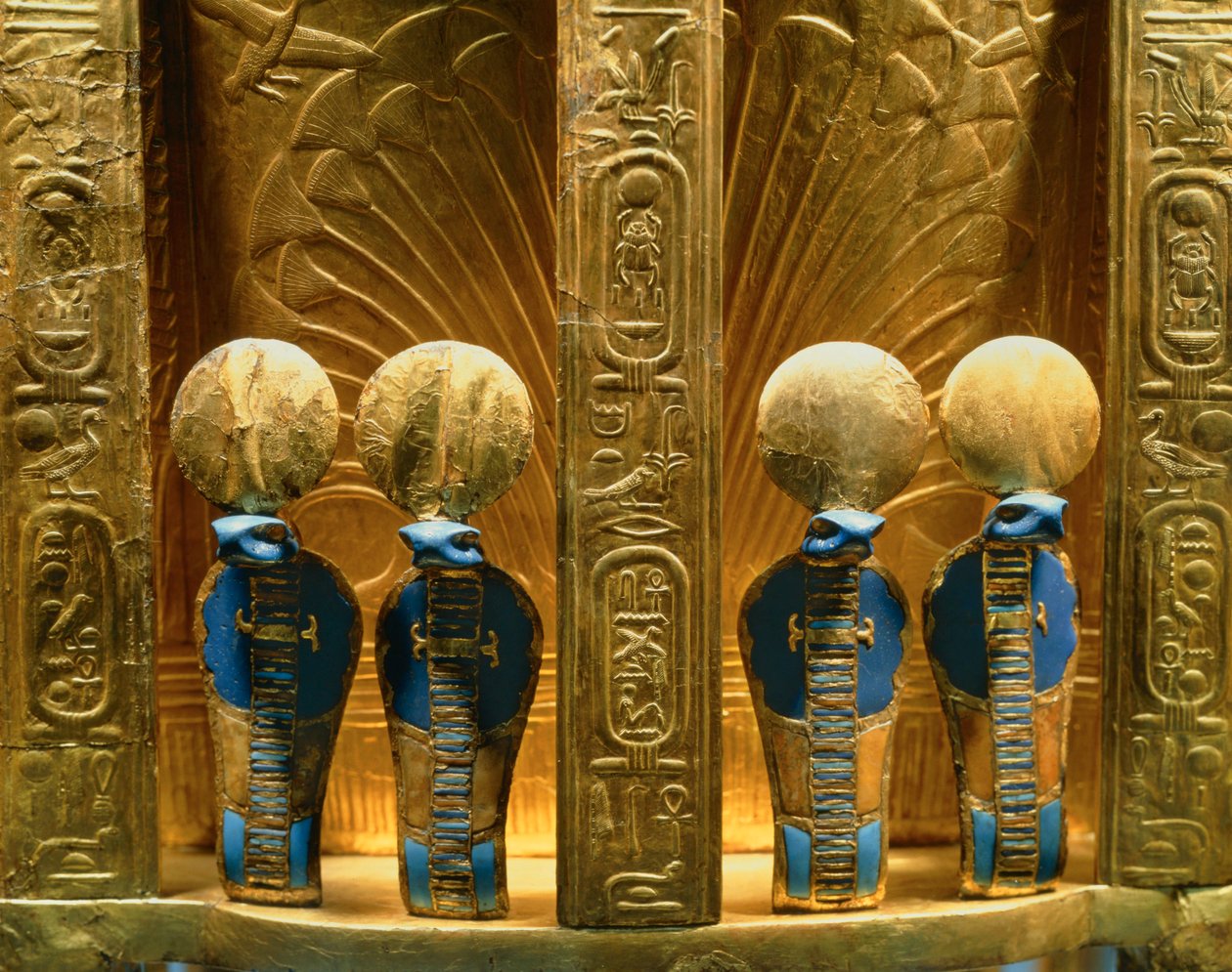Baksidan av farao Tutankhamons tron med fyra gyllene uraeus-kobrafigurer (guld med lapis lazuli) av Egyptian 18th Dynasty