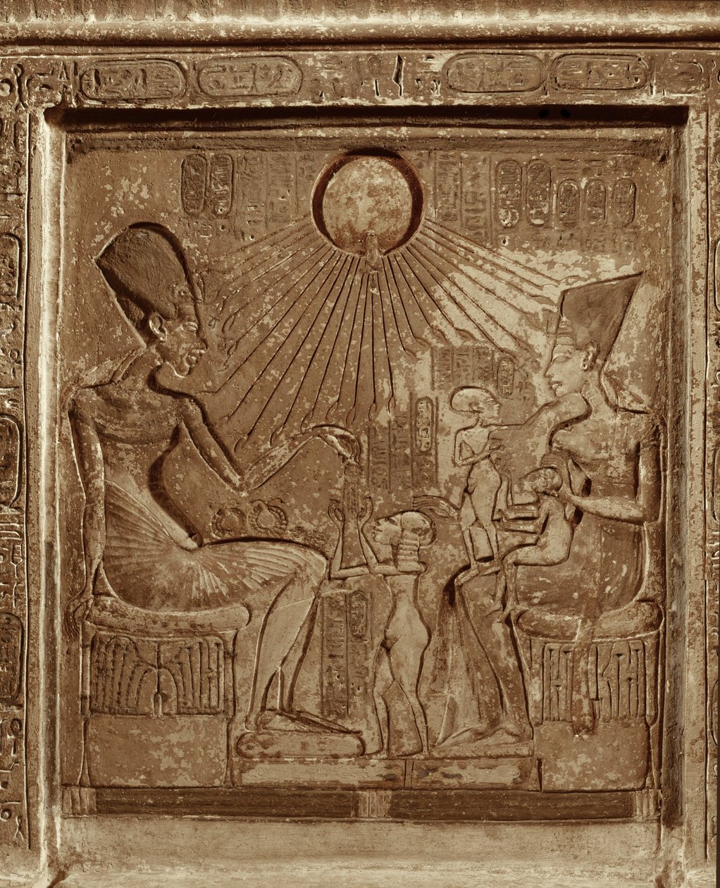 Kungligt familjeliv: Farao Amenophis IVAkhnaton, drottning Nefertiti och 3 döttrar sprutar mot solen (relief) av Egyptian 18th Dynasty
