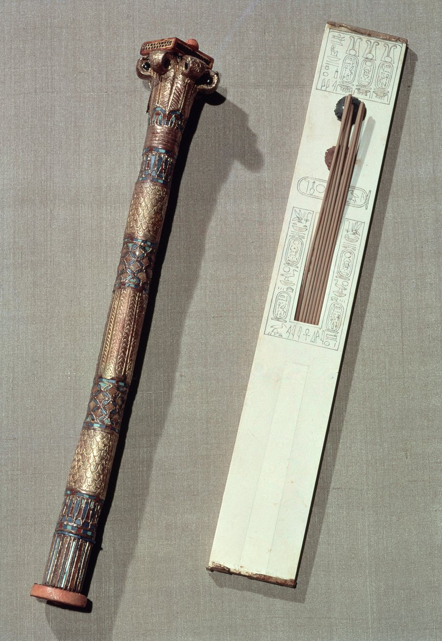 Skrivarpalett och ett fodral för att skriva vass, från Tutankhamons grav (ca 1370-52 f.Kr.) New Kingdom (se även 228566) av Egyptian 18th Dynasty