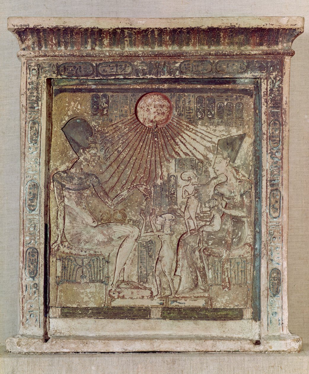 Stela föreställande Aten som ger liv och välstånd åt Amenophis IV (Akhenaten) (ca 1352-1336 f.Kr.), hans fru, Nefertiti och tre av deras döttrar, från Tell el-Amarna, Nya kungariket, ca 1353-1337 f.Kr. av Egyptian 18th Dynasty
