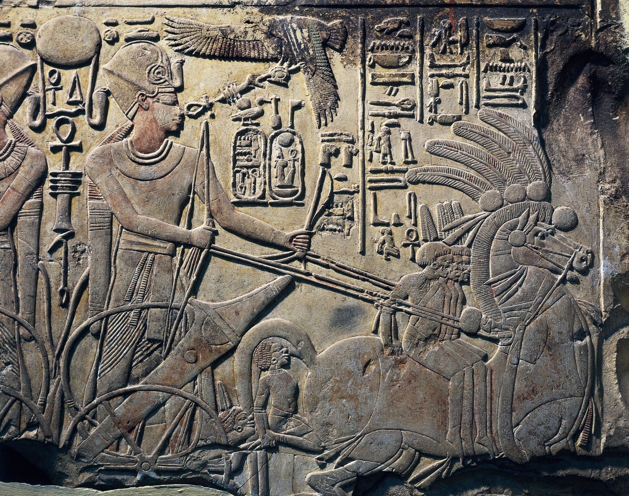 Stele av Amenhotep III som visar faraon köra en vagn. 1391 -1353 f.Kr. Stenskulptur. Kairo, Egyptiska museet, Kairo. Från Qina, Dayr al-Bahri. Thebe. av Egyptian 18th Dynasty