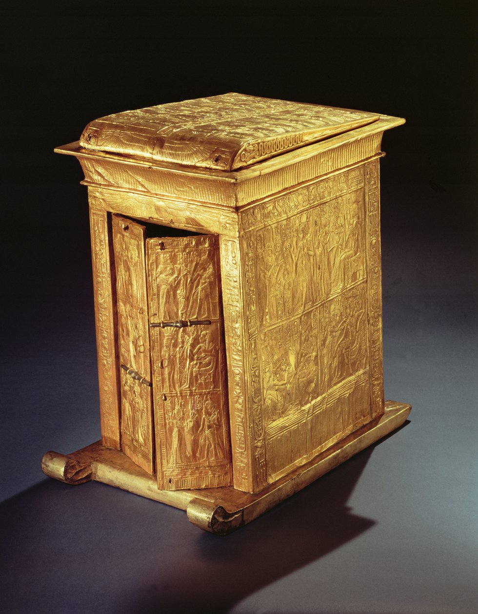 Tutankhamons gyllene helgedom (ca 1370-1352 f.Kr.) Nya kungariket (trä överdraget med gesso täckt med guldplåt) (se även 227986) av Egyptian 18th Dynasty