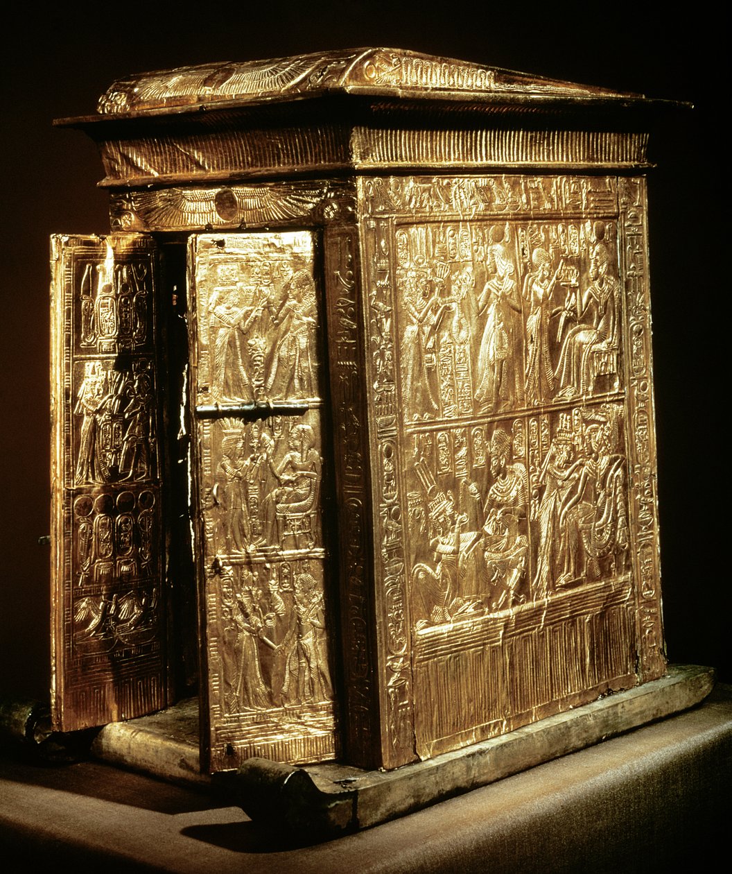 Tutankhamons gyllene helgedom (ca 1370-52 f.Kr.) Nya kungariket (trä överdraget med gesso täckt med guldplåt) av Egyptian 18th Dynasty