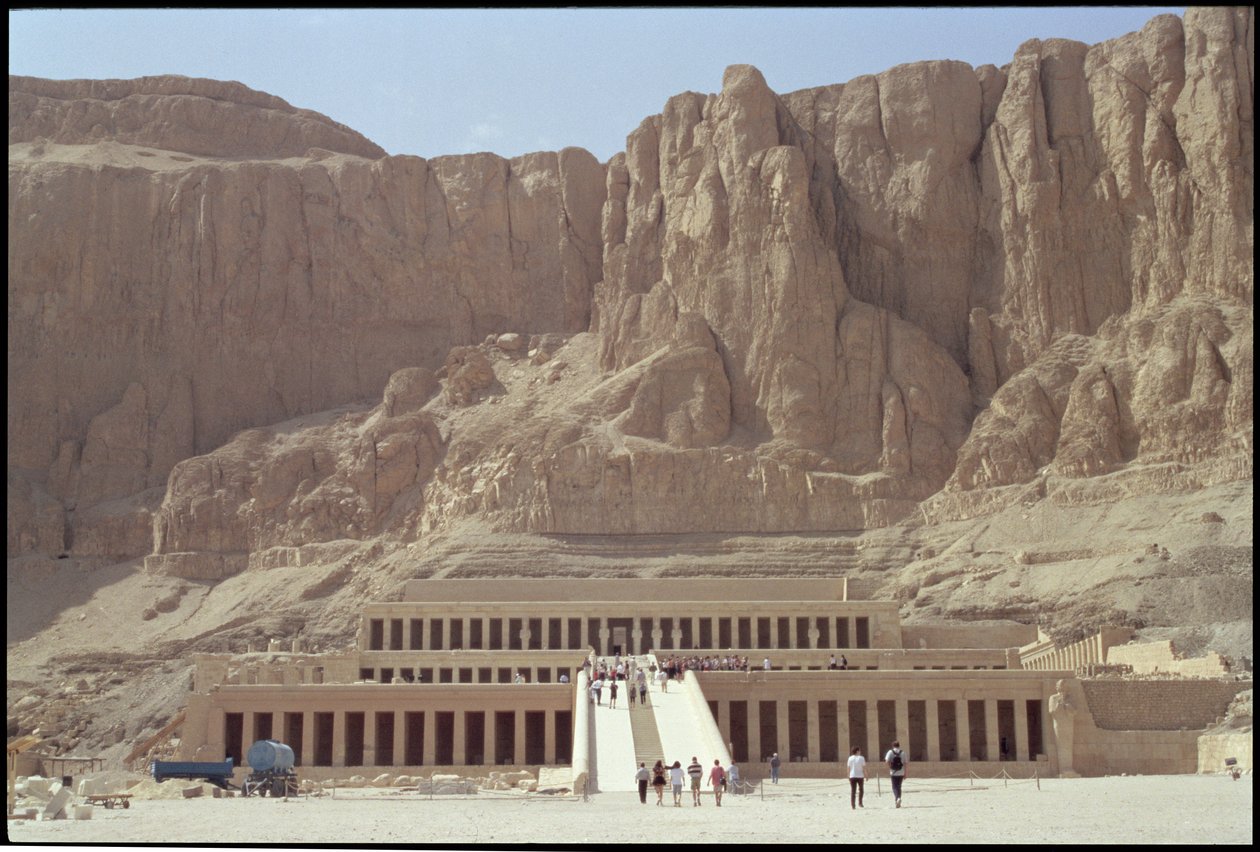 Drottning Hatshepsuts bårhustemplet (ca 1503-1482 f.Kr.) Nya kungariket av Egyptian 18th Dynasty
