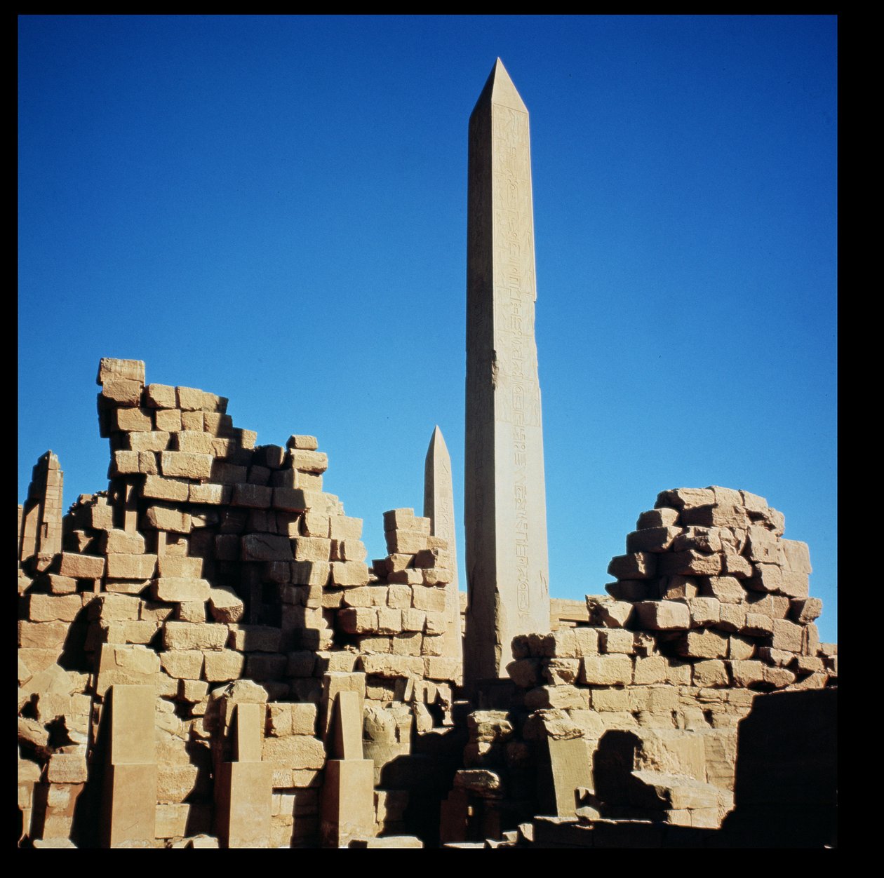 Obeliskerna från Tuthmosis I (1504-1492 f.Kr.) och Hatshepsut (1473-1458 f.Kr.) vid Amuns stora tempel, Karnak-templet, Nya kungariket av Egyptian 18th Dynasty