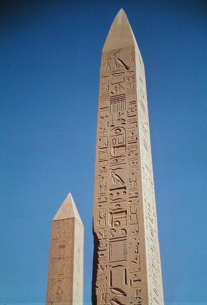 Obeliskerna från Tuthmosis I (1504-1492 f.Kr.) och Hatshepsut (1473-1458 f.Kr.) vid Amuns stora tempel, Nya kungariket av Egyptian 18th Dynasty