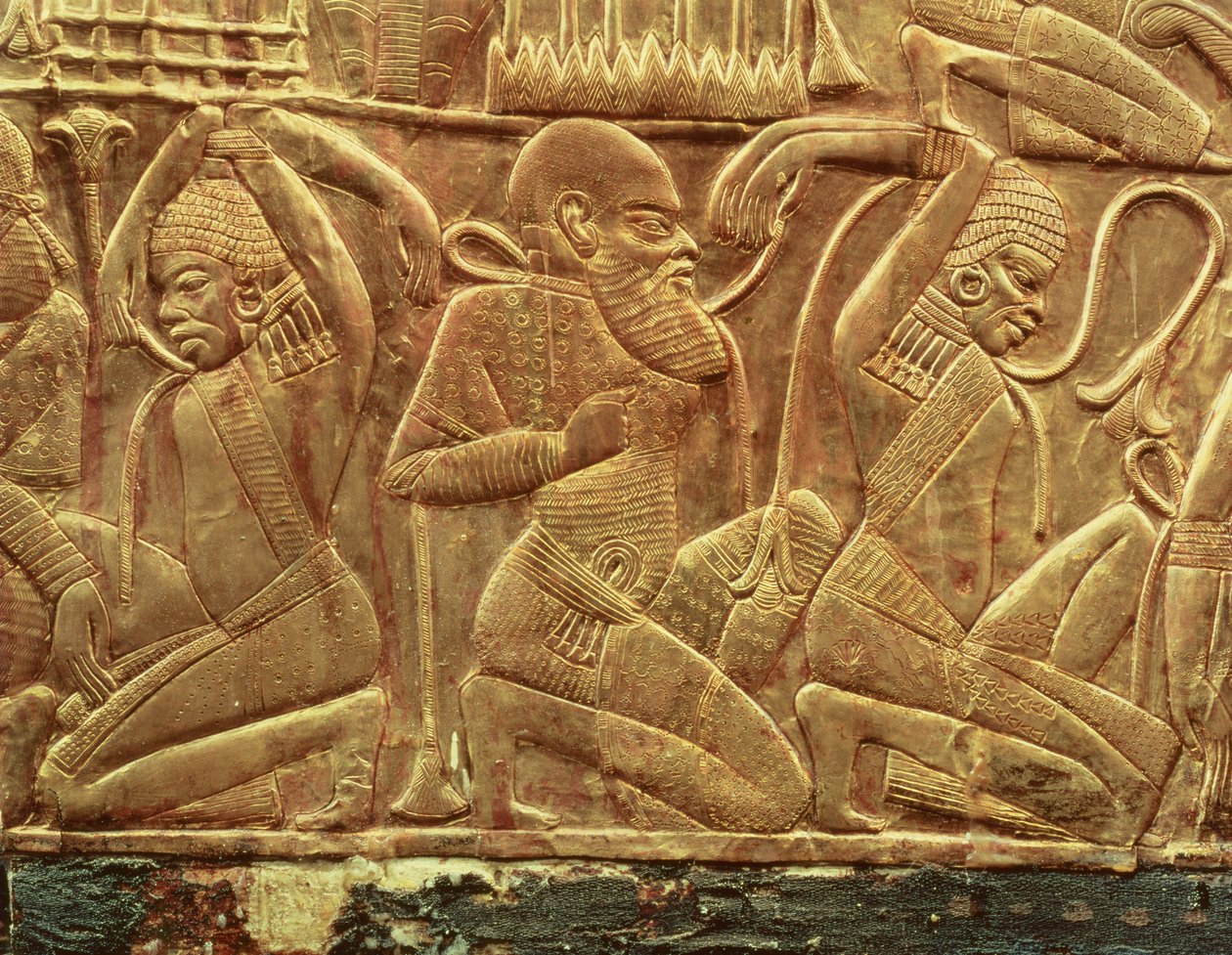 Egyptens fiender besegrade och förslavade, detalj från insidan av en av de statsvagnar som hittades i Tutankhamuns grav (ca 1370-52 f.Kr.) Nya riket, ca 1340 f.Kr. (stuckatur av trä täckt med guld) av Egyptian 18th Dynasty