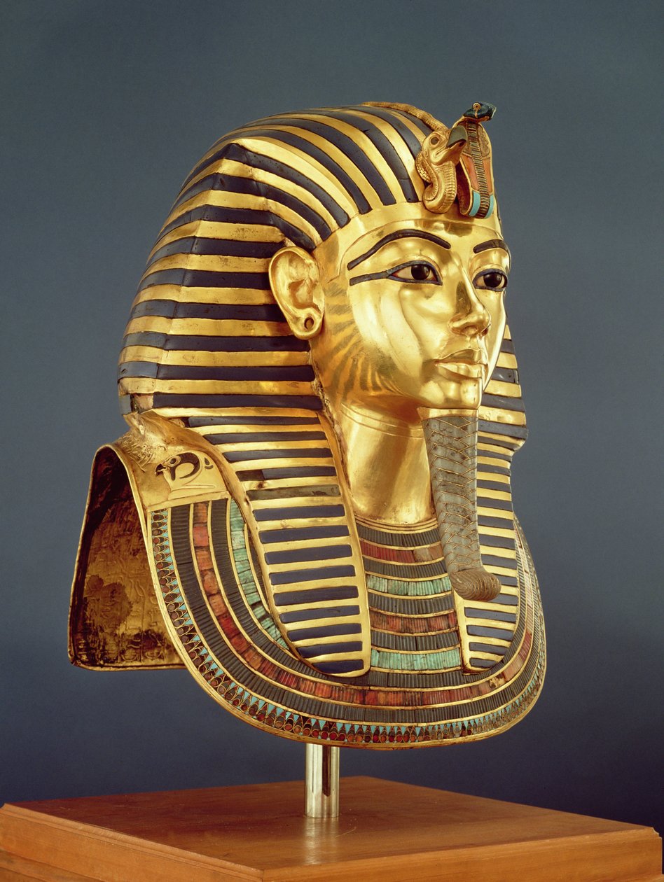 Tutankhamons begravningsmask (ca 1370-1352 f.Kr.) Nya kungariket, ca 1336-1327 f.Kr. (guld inlagt med halvädelstenar) (se även 228800) av Egyptian 18th Dynasty