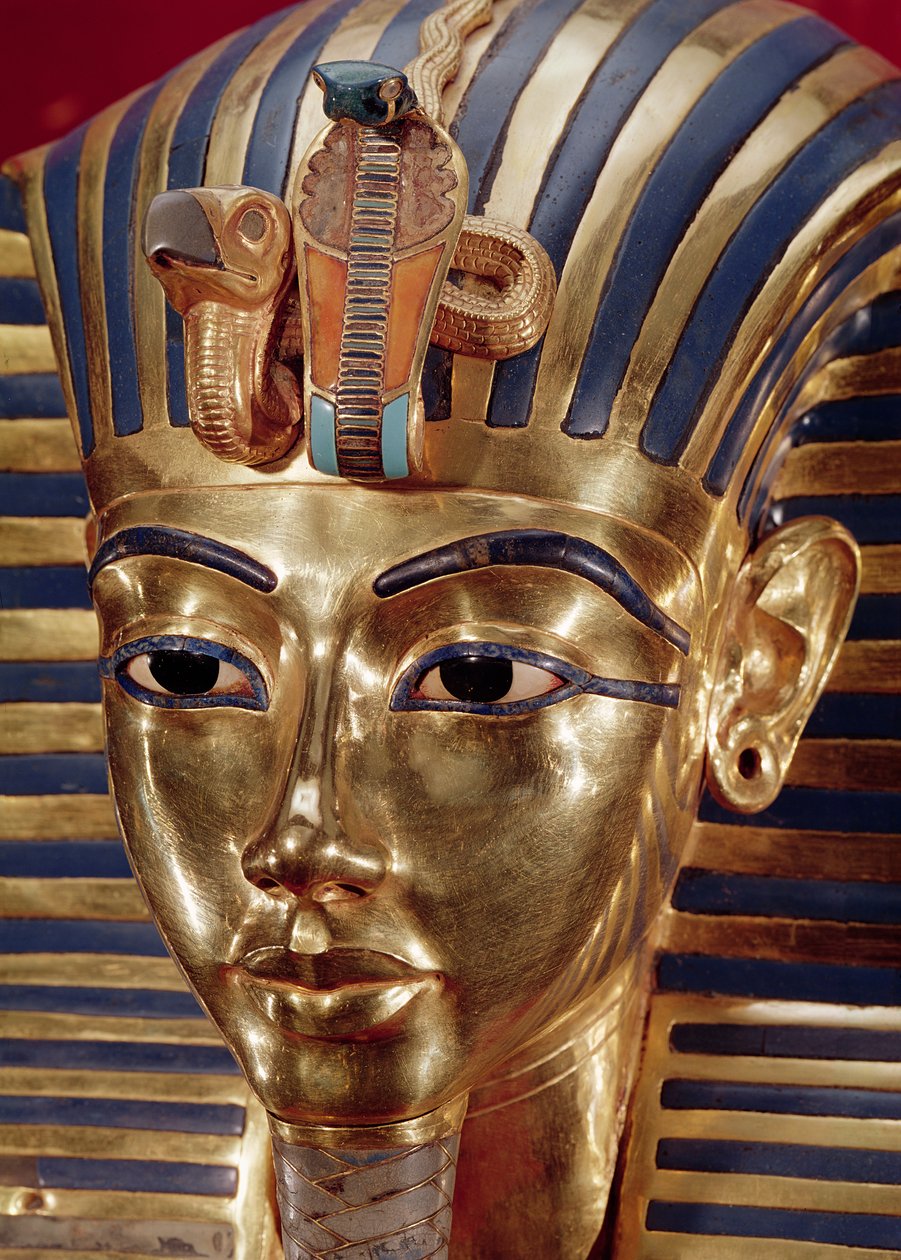 Guldmasken, från skatten från Tutankhamon (c.1370-52 f.Kr.) c.1340 f.Kr. (guld inlagt med halvädelstenar) (se även 149421 & 3981) av Egyptian 18th Dynasty