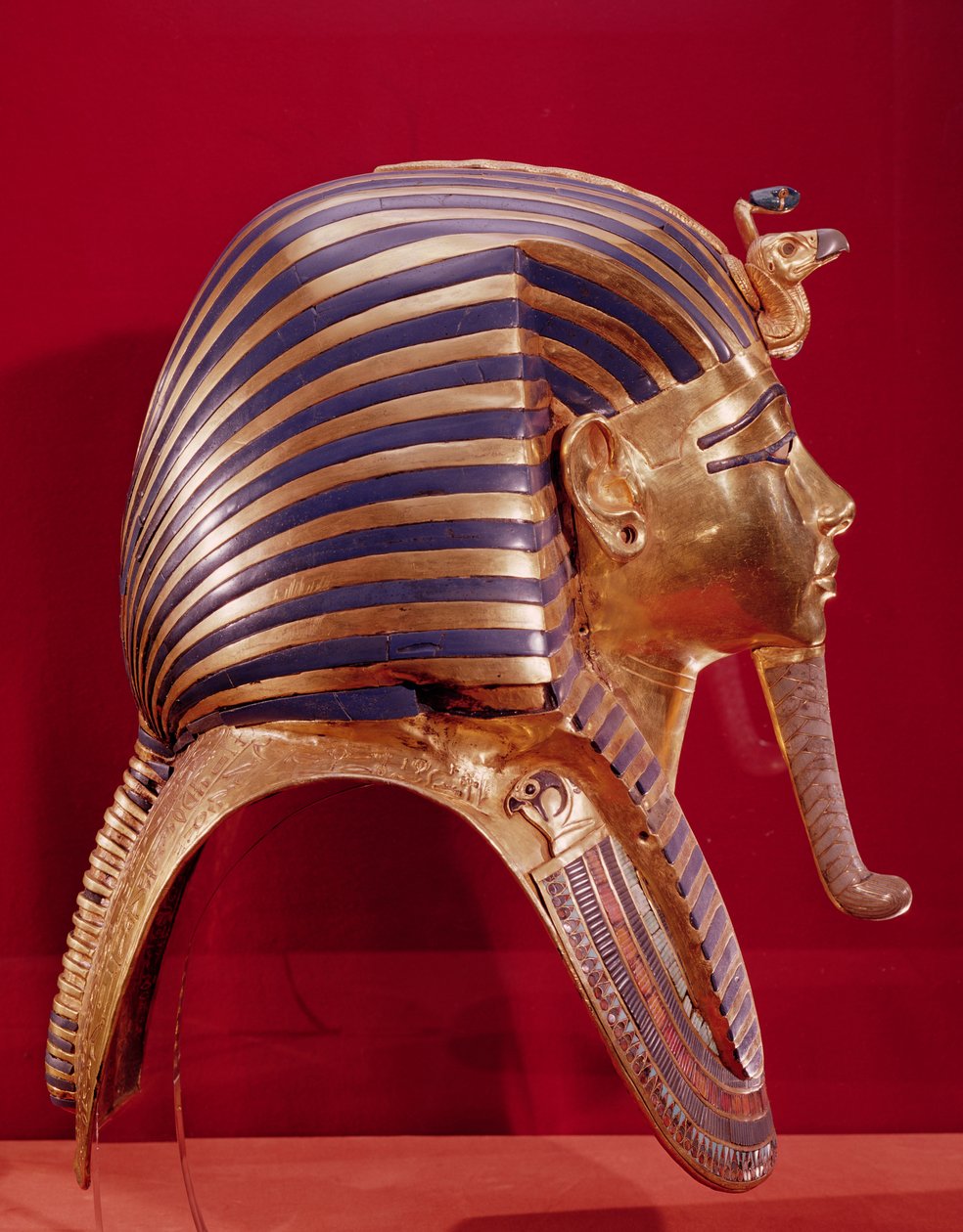 Guldmasken, från Tutankhamons skatt (c.1370-52 f.Kr.) c.1340 f.Kr. (guld inlagt med halvädelstenar) (se 184085 för motsatt sida) av Egyptian 18th Dynasty