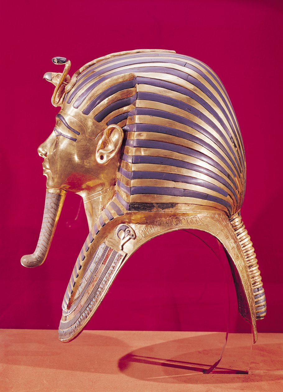 Guldmasken, från Tutankhamons skatt (c.1370-52 f.Kr.) c.1340 f.Kr. (guld inlagt med halvädelstenar) (se 179987 för motsatt sida) av Egyptian 18th Dynasty