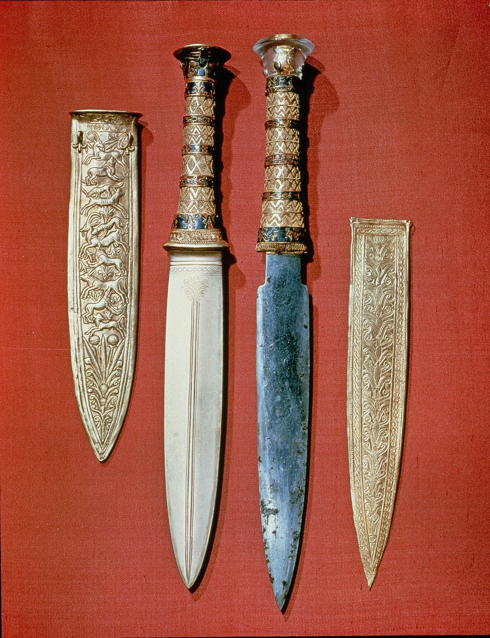 Kungarnas två dolkar, från Tutankhamons grav (ca 1370-52 f.Kr.) Nya kungariket (guld & järn) av Egyptian 18th Dynasty