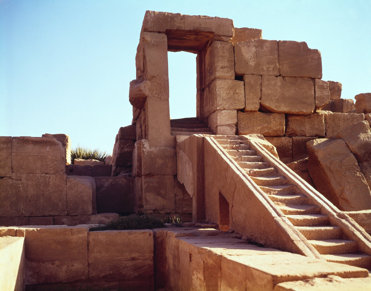Trappan som leder till festivalsalen Tuthmosis III (ca 1490-1439 f.Kr.) i Amuns stora tempel, Nya kungariket av Egyptian 18th Dynasty