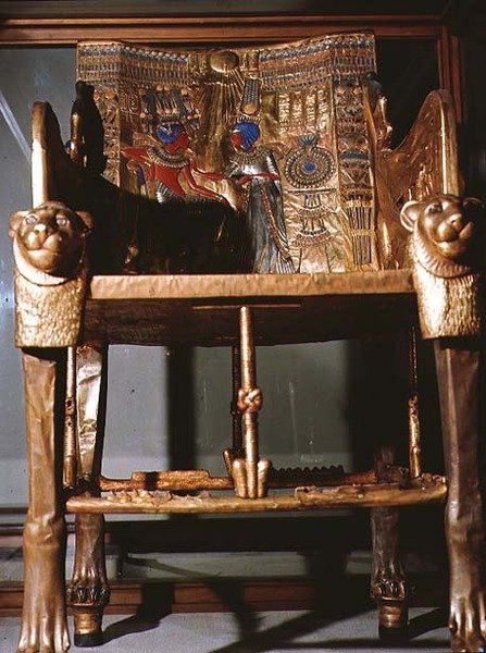 Tutankhamons tron, som visar kungen sittande och drottningen som erbjuder honom en vas, från Tutankhamons grav i Konungarnas dal vid Thebe, ca 1361-52 f.Kr. (förgyllt trä) av Egyptian 18th Dynasty