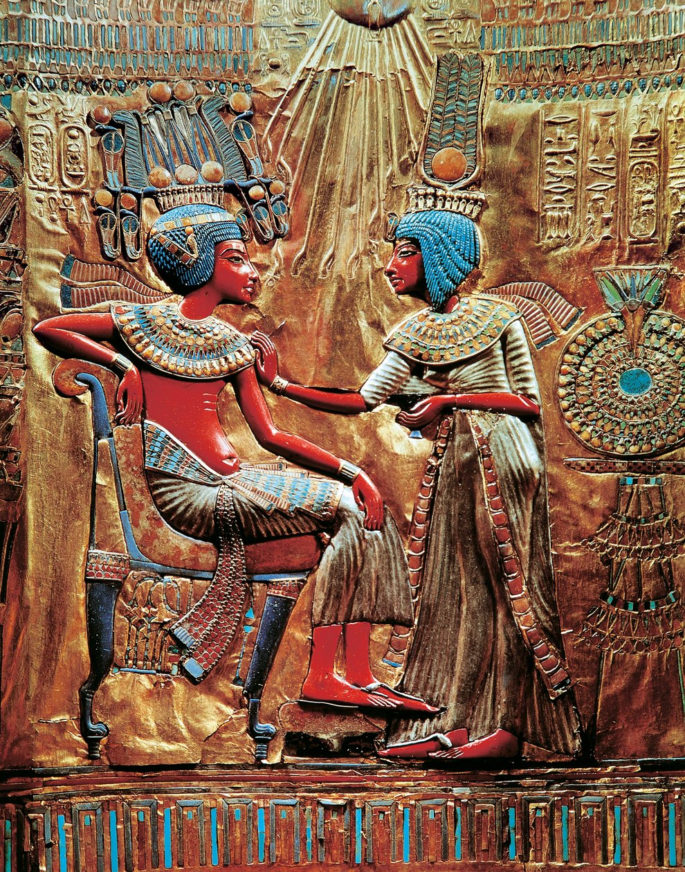 Tutankhamon och hans hustru Ankhesenamon skyddade av en solskiva på tronen, från Tutankhamons skatt av Egyptian 18th Dynasty