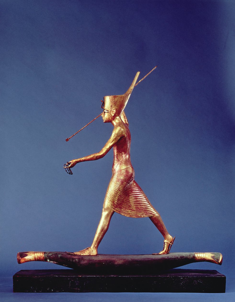 Tutankhamun (C.1370-1352 f.Kr.) Harpunaren, från Tutankhamons grav, Nya kungariket (förgyllt trä) (se även 3977 & 120779) av Egyptian 18th Dynasty