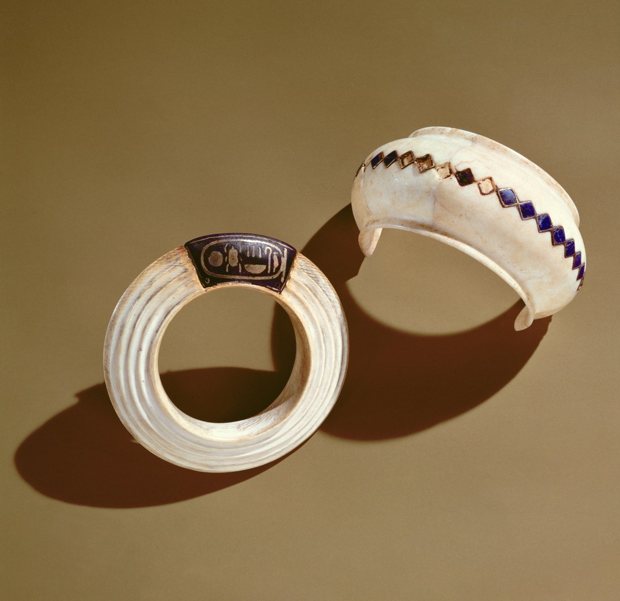 Två armband, från Tutankhamons grav, Nya kungariket av Egyptian 18th Dynasty