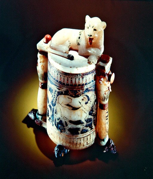 Ung burk med en figur av kungen som ett lejon, från Tutankhamons grav, Nya kungariket (målad alabaster) (se även 148194) av Egyptian 18th Dynasty