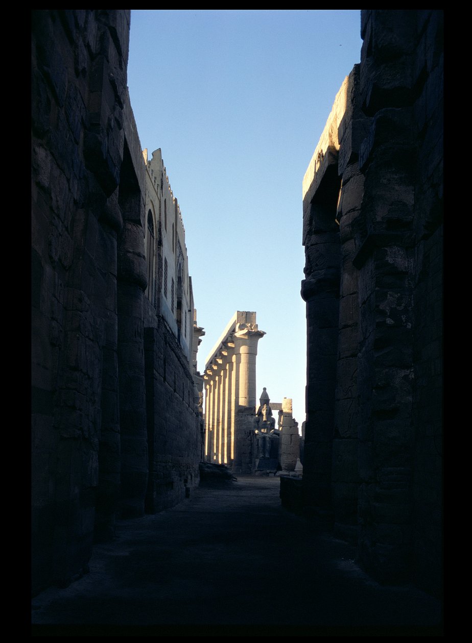 Utsikt från Ramses II:s hov till Amenophis III:s pelargång (1403-1365 f.Kr.) Nya kungariket av Egyptian 18th Dynasty
