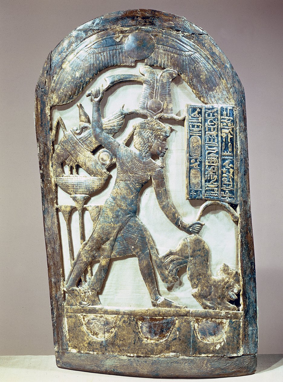 Votivsköld som visar kungen som dödar ett lejon, från Tutankhamons grav (ca 1370-52 f.Kr.) Nya kungariket (inskuret och förgyllt trä) av Egyptian 18th Dynasty
