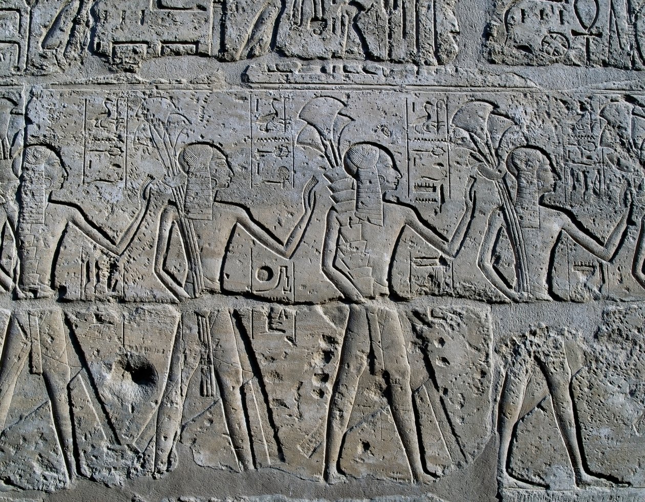 Figurer som symboliserar gruvdistrikt som för sina hyllningar till gud, relief, Ramses II:s innergård, Amuntemplet (Unescos världsarvslista) av Egyptian 19th Dynasty