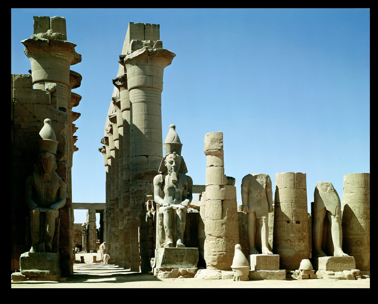 Kolosser av Ramses II (ca 1279-1213 f.Kr.) och Amenophis III:s pylon (1403-1365 f.Kr.), i Peristyle Court av Egyptian 19th Dynasty