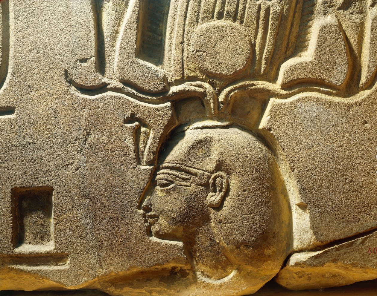 Egypten, Luxor, Antika Thebe, Assasifdalen, fragment av relief föreställande Ramses II och kartuscher av Egyptian 19th Dynasty
