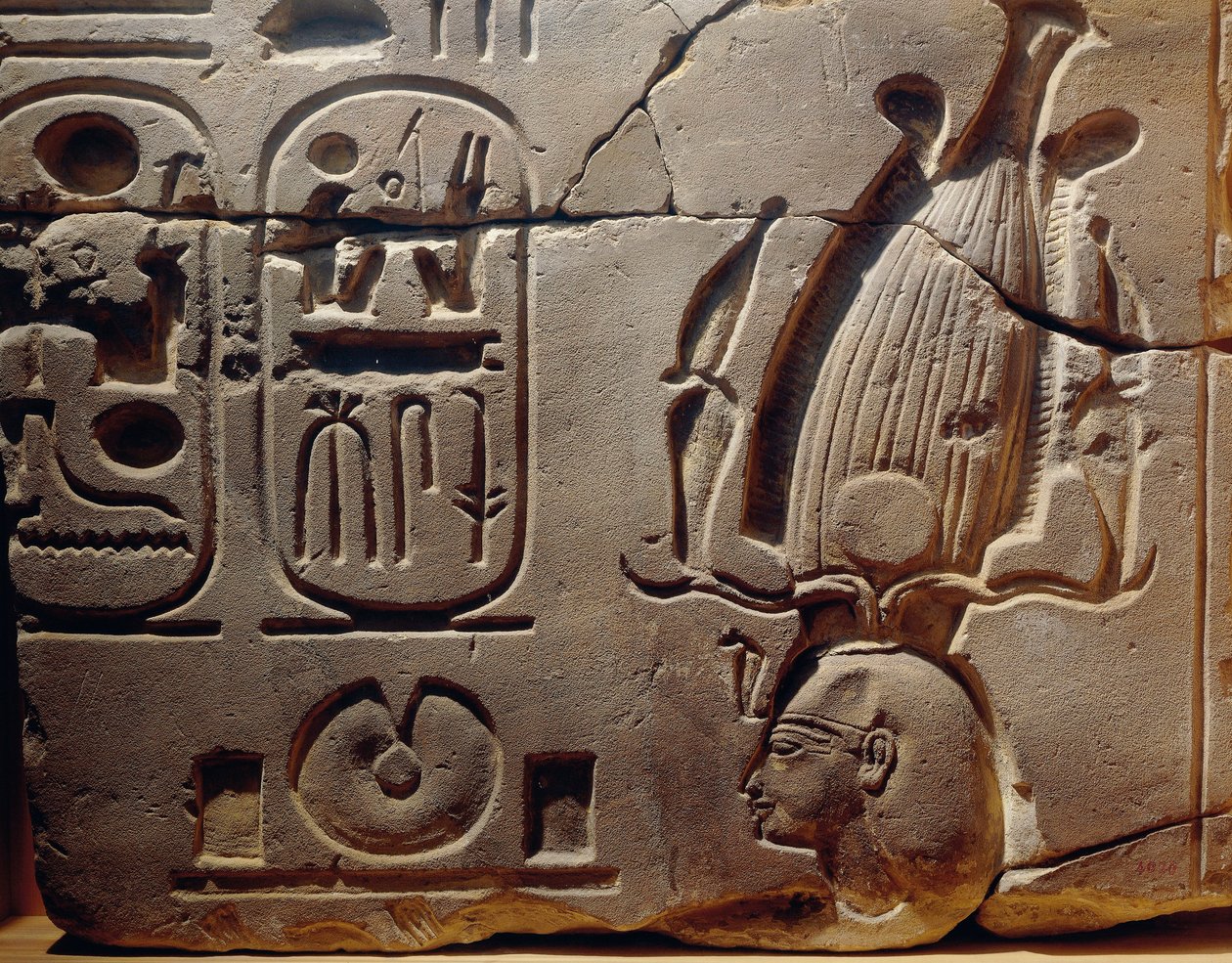 Egypten, Luxor, Antika Thebe, Assasifdalen, fragment av relief föreställande Ramses II och kartuscher av Egyptian 19th Dynasty