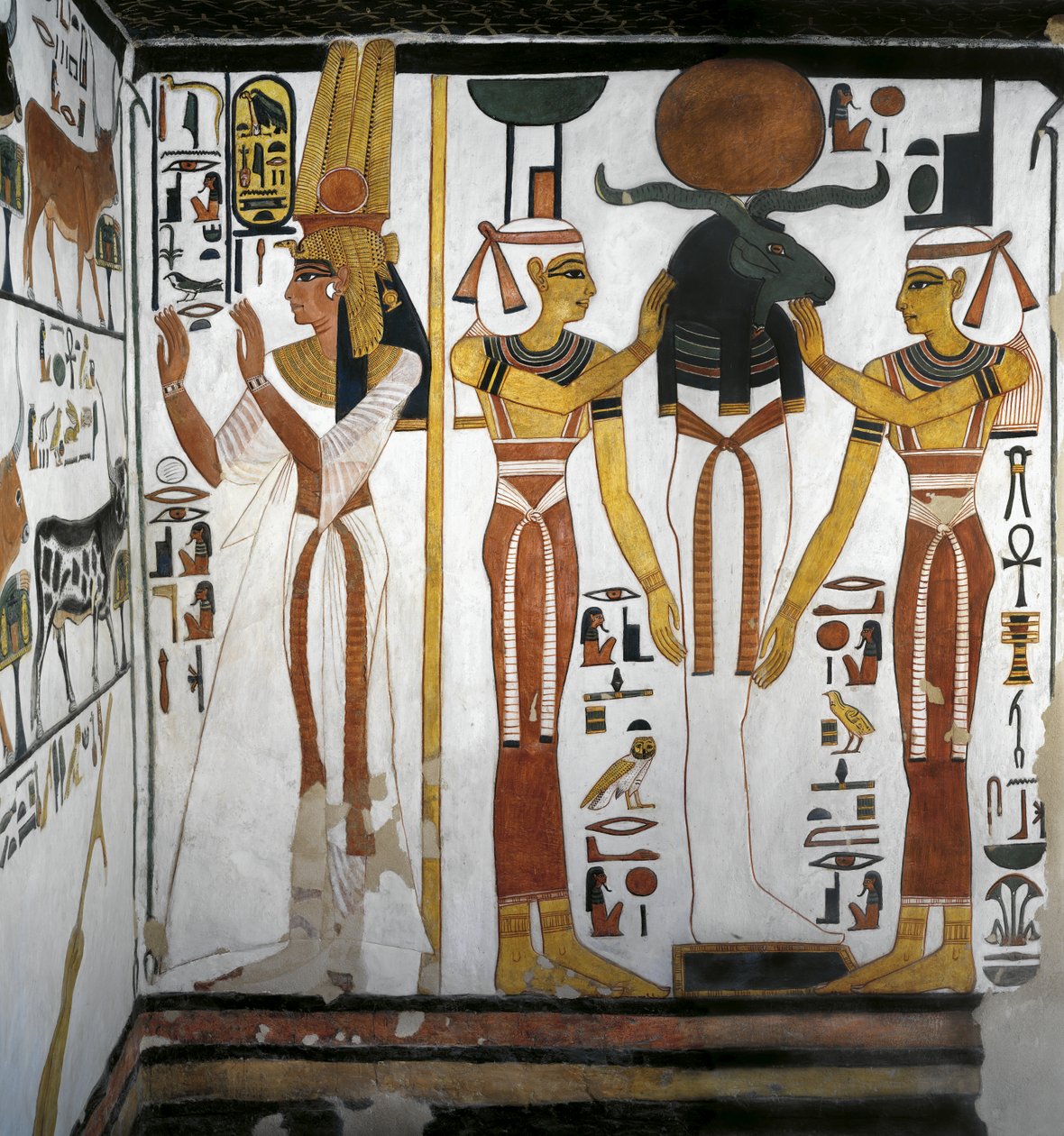 Egypten, Thebe, Luxor, Drottningarnas dal, Nefertaris grav, Annex till förkammaren, Väggmålningar, Drottning före gudomlig enhet som representerar Osiris vilande i Ra i kretsen av gudinnorna Isis och Nephthy av Egyptian 19th Dynasty