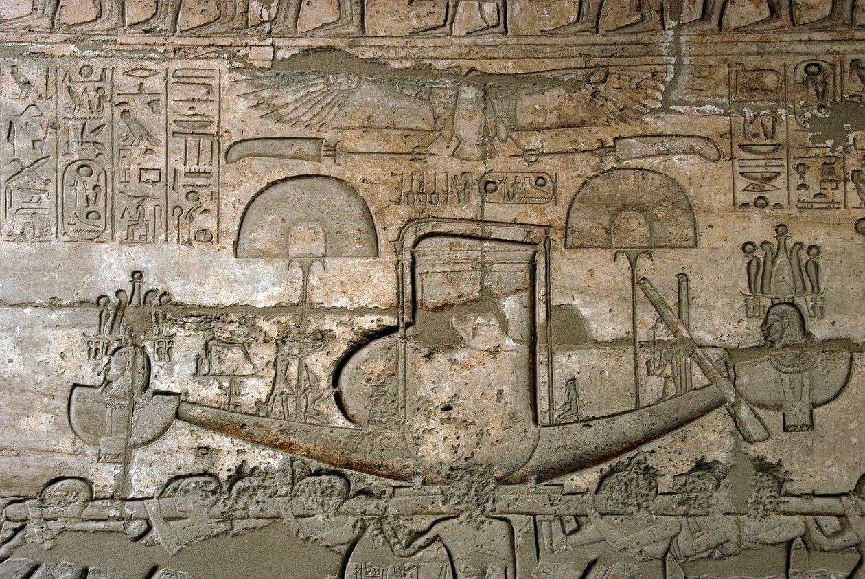 Egyptiska antiken: vy av relieferna som representerar processionen av den heliga båten, Memorial Temple tillägnat farao Ramses II (1279-1213 f.Kr.), Ramasseum-platsen (Ramesseum) i Luxor, Egypten. av Egyptian 19th Dynasty
