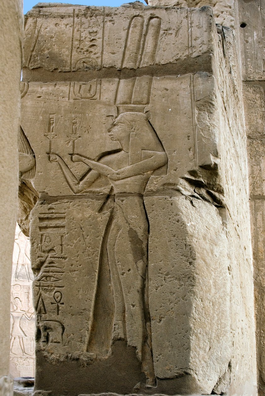 Egyptisk antikvitet: detalj av reliefer som visar gudinnan Hathor som håller systrar i sina händer, begravningstempel tillägnat farao Ramses II (1279-1213 f.Kr.), platsen för Ramasseum (Ramesseum) i Luxor, Egypten. av Egyptian 19th Dynasty