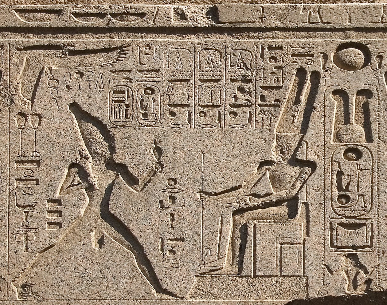 Egyptisk antikvitet: detalj av arkitraven dekorerar representationen av farao Ramses II som hedrar guden Amon och hieroglyfer, tempel för farao Ramses II (1292-1186 f.Kr.) i Luxor. East Bank (Thebe), Egypten av Egyptian 19th Dynasty