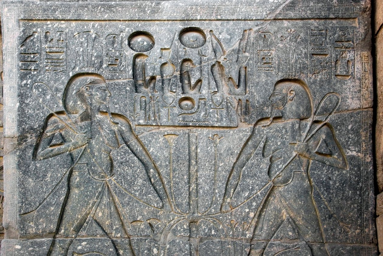 Egyptisk antikvitet: detalj av basen av statyn av farao Ramses II (1292-1186 f.Kr. som representerar föreningen av övre och nedre Egypten. Luxors tempel. Östbanken (Thebe), Egypten av Egyptian 19th Dynasty